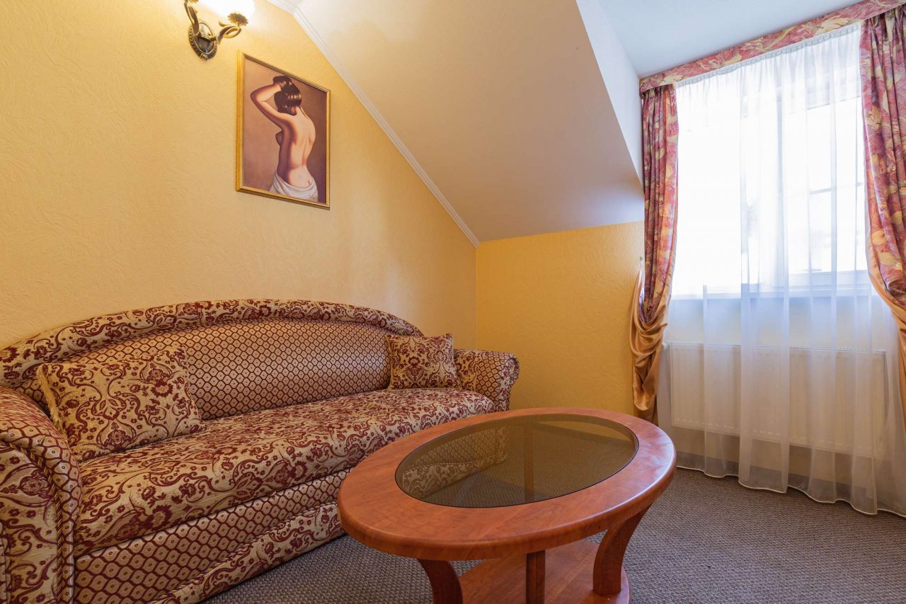 Диван в номере.