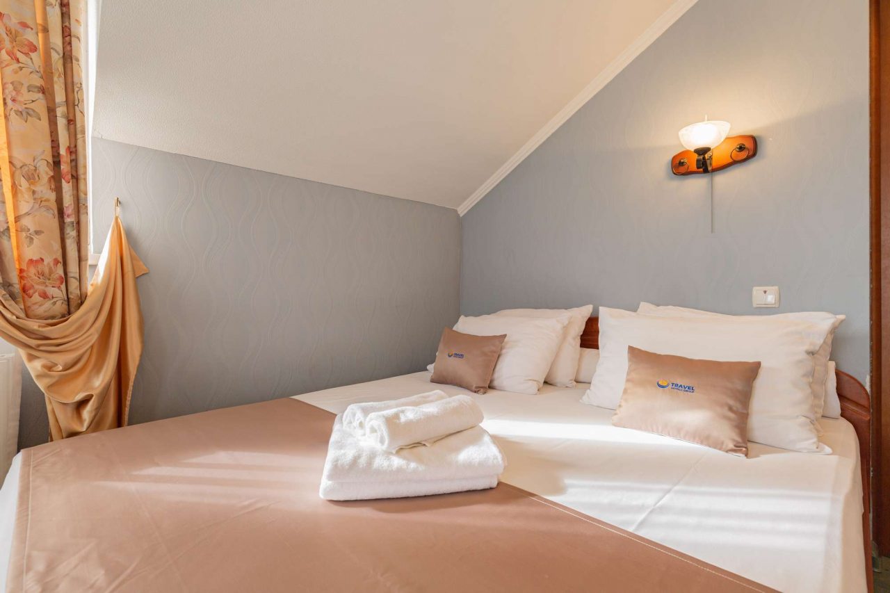 Крючок для шторы.