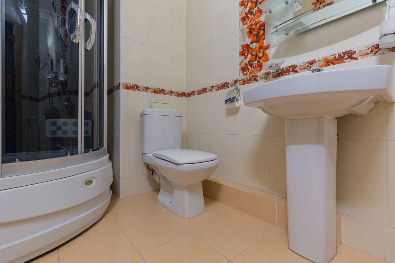 Пол плитка в номере.