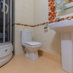 Пол плитка в номере.