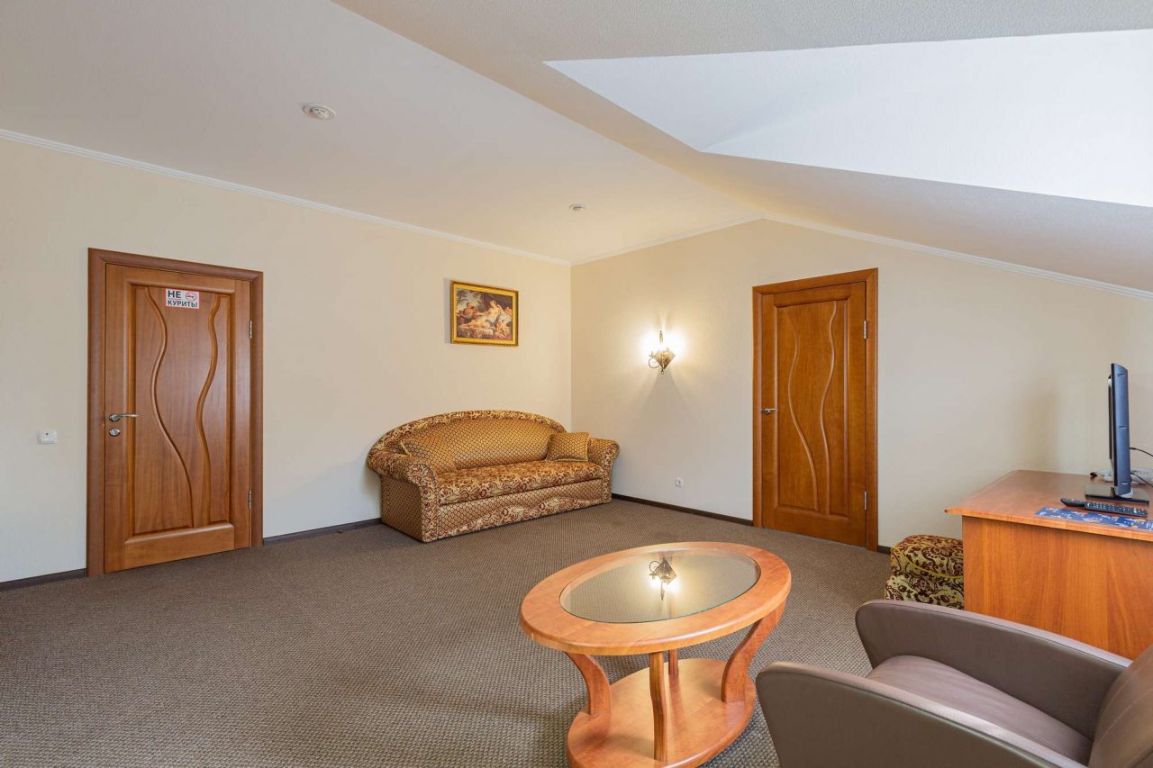 Пуфик в номере.