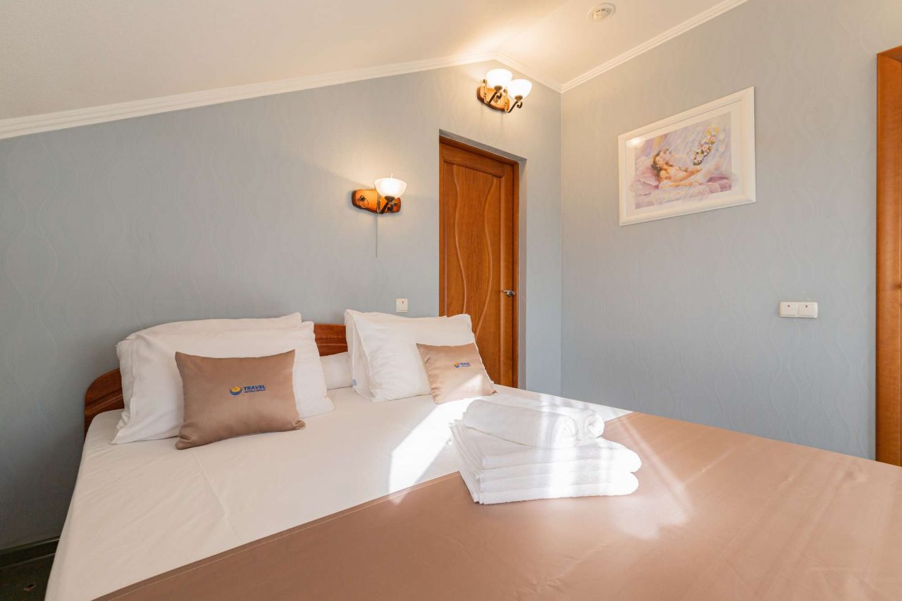 Розетки в номере.