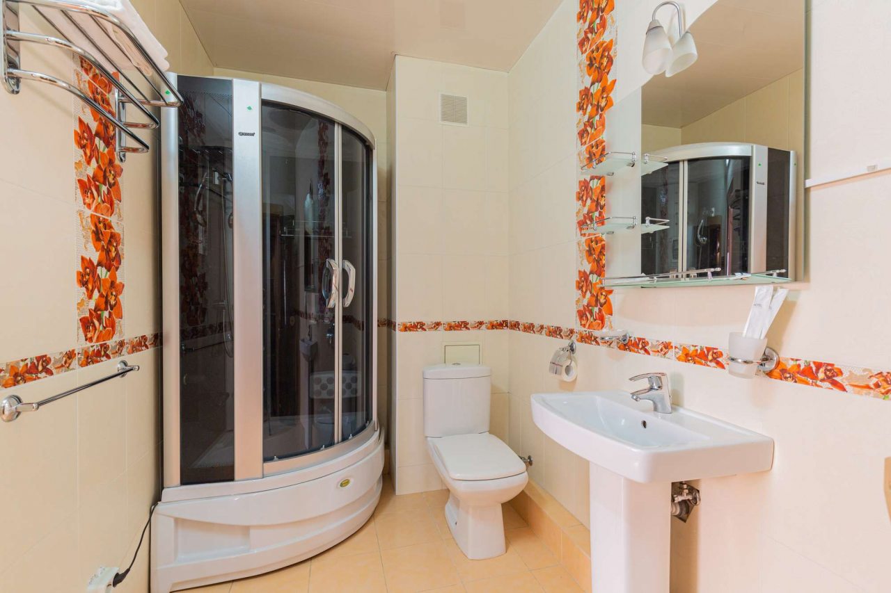 Сушилка на стене в ванной.