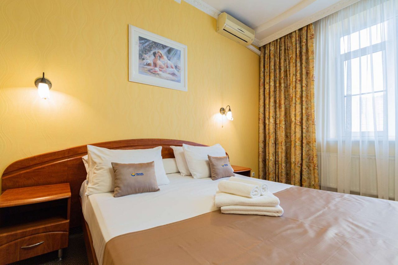 Прикроватные тумбочки.