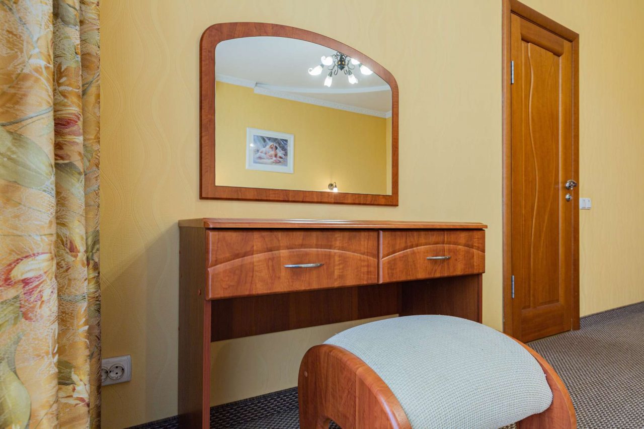 Зеркало в номере.