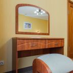 Зеркало в номере.