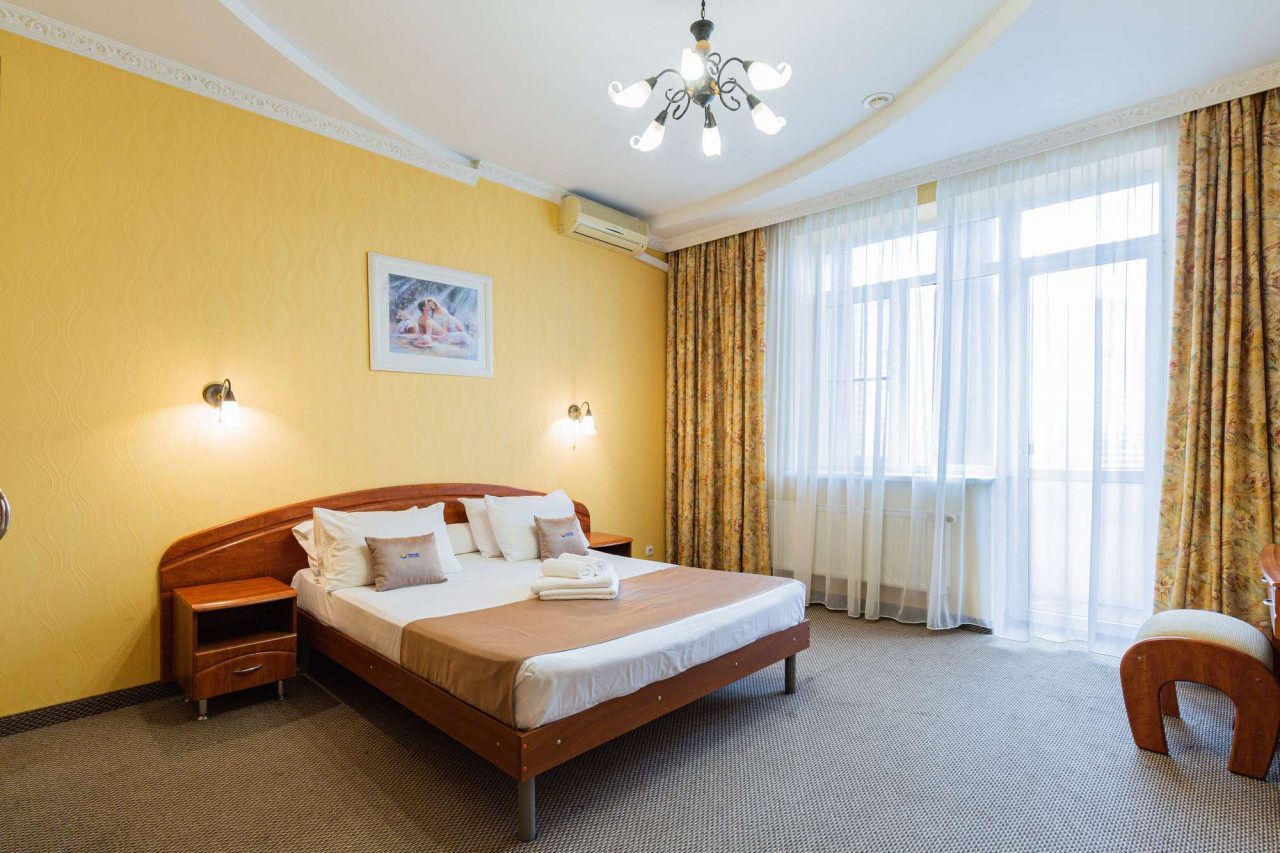 Двухспальная кровать.