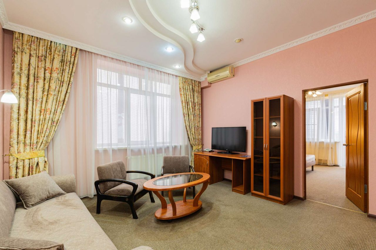 Кресла  в номере.