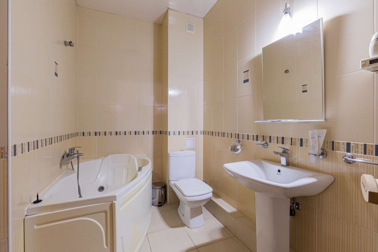 Ванна в ванной комнате.