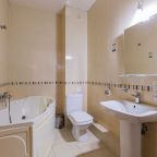 Ванна в ванной комнате.