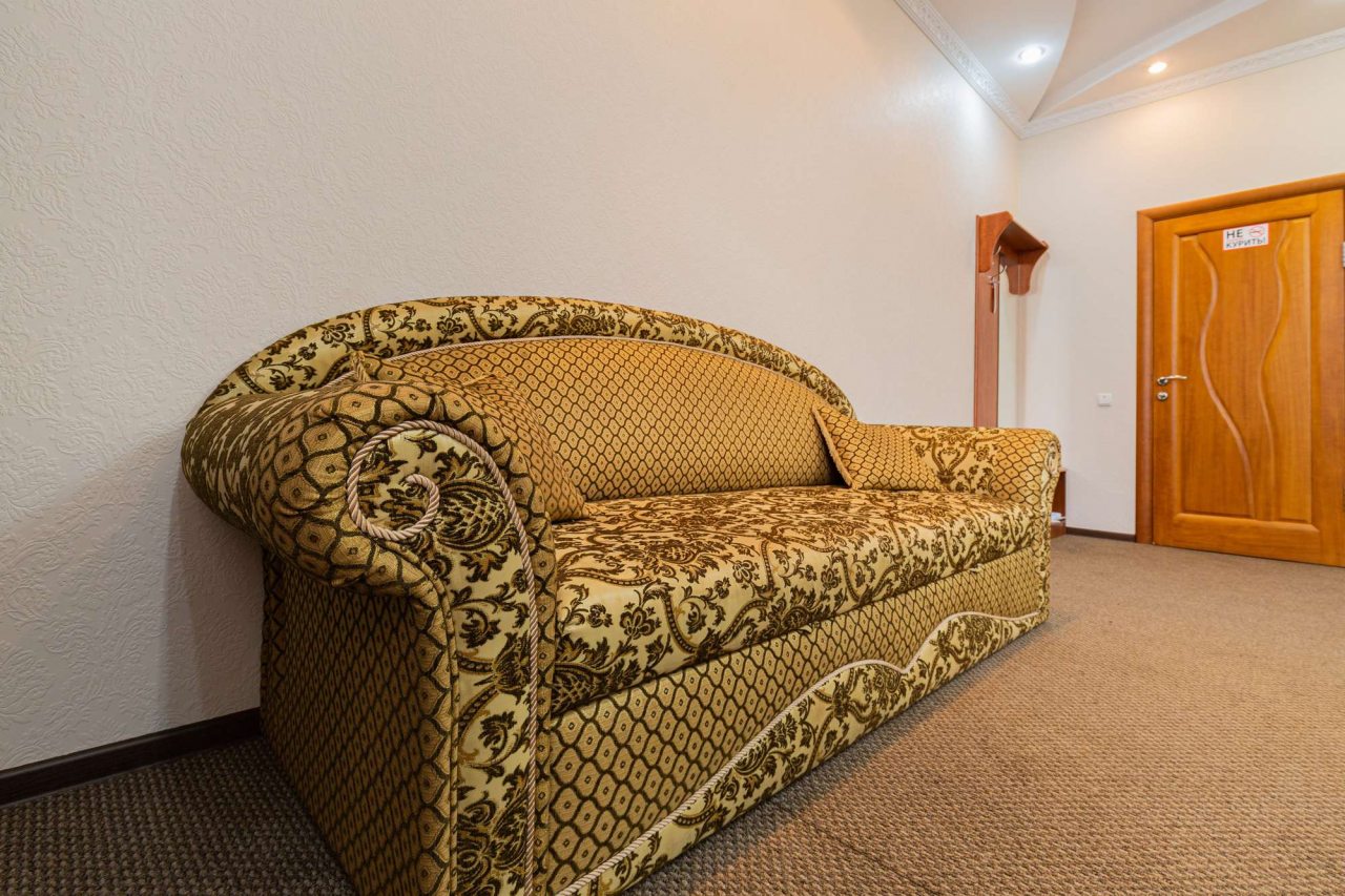 Диван  в номере.