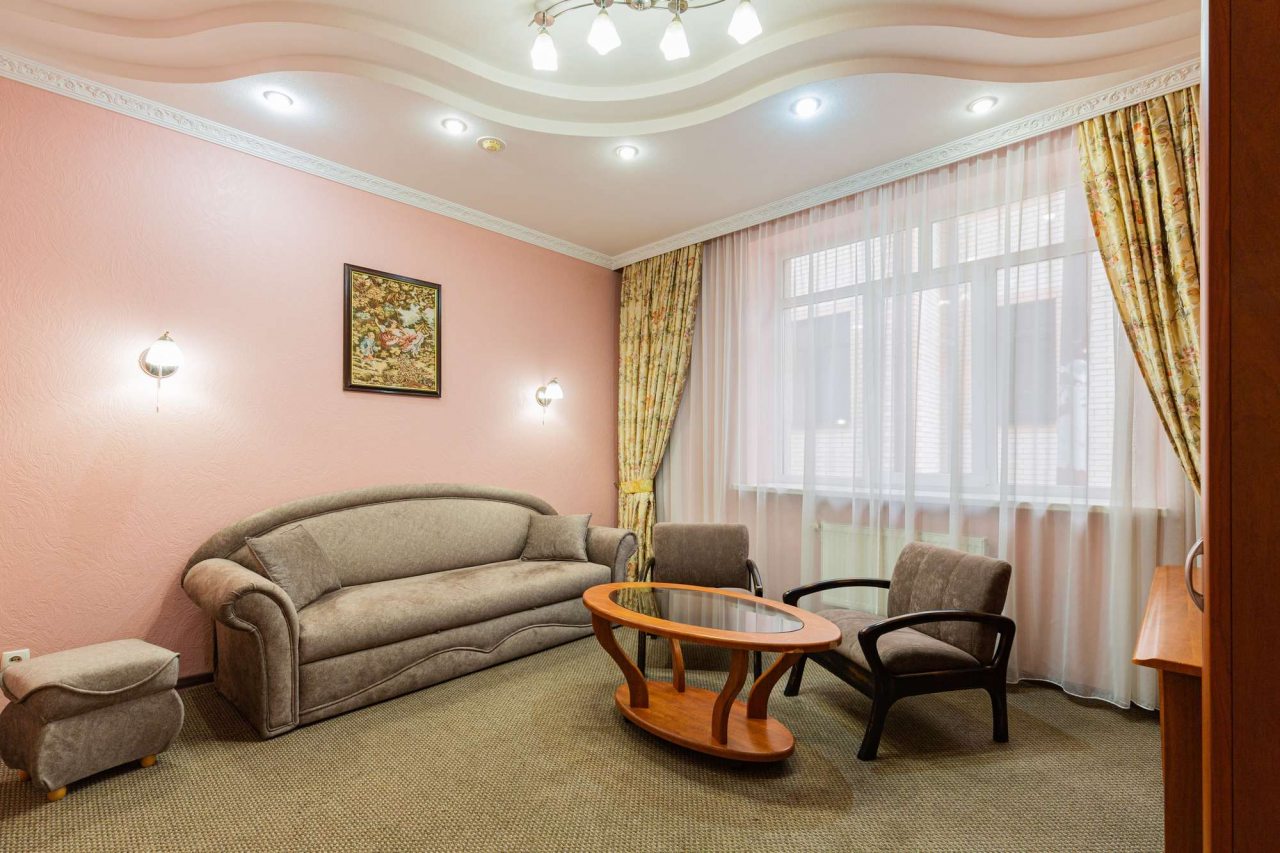 Пуфик в номере.