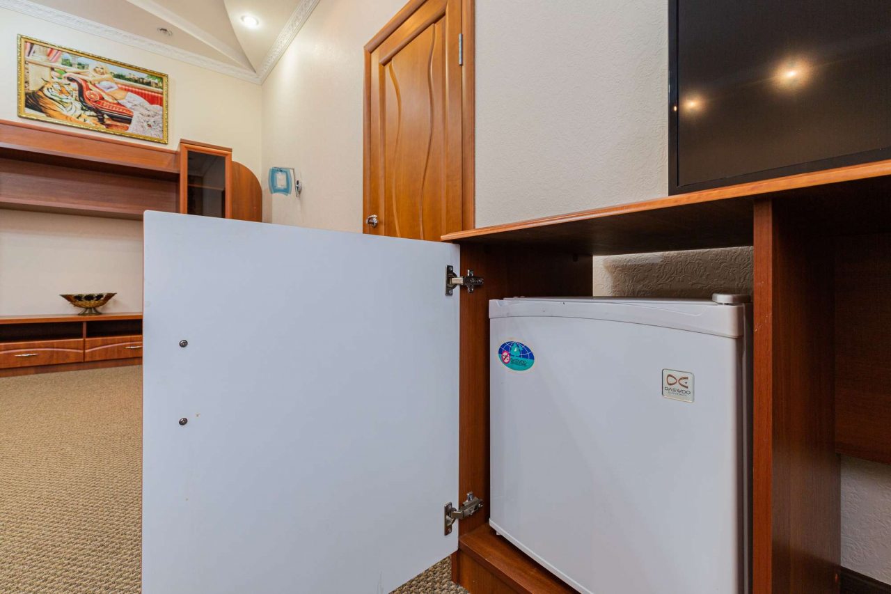 Холодильник в номере.