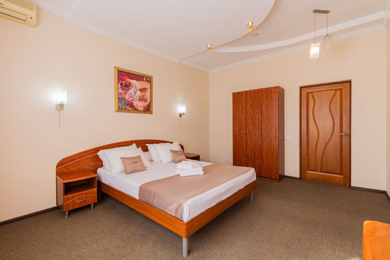 Комната освещена люстрой  несколькими лампочками.