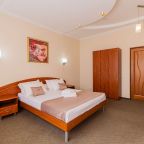 Комната освещена люстрой  несколькими лампочками.