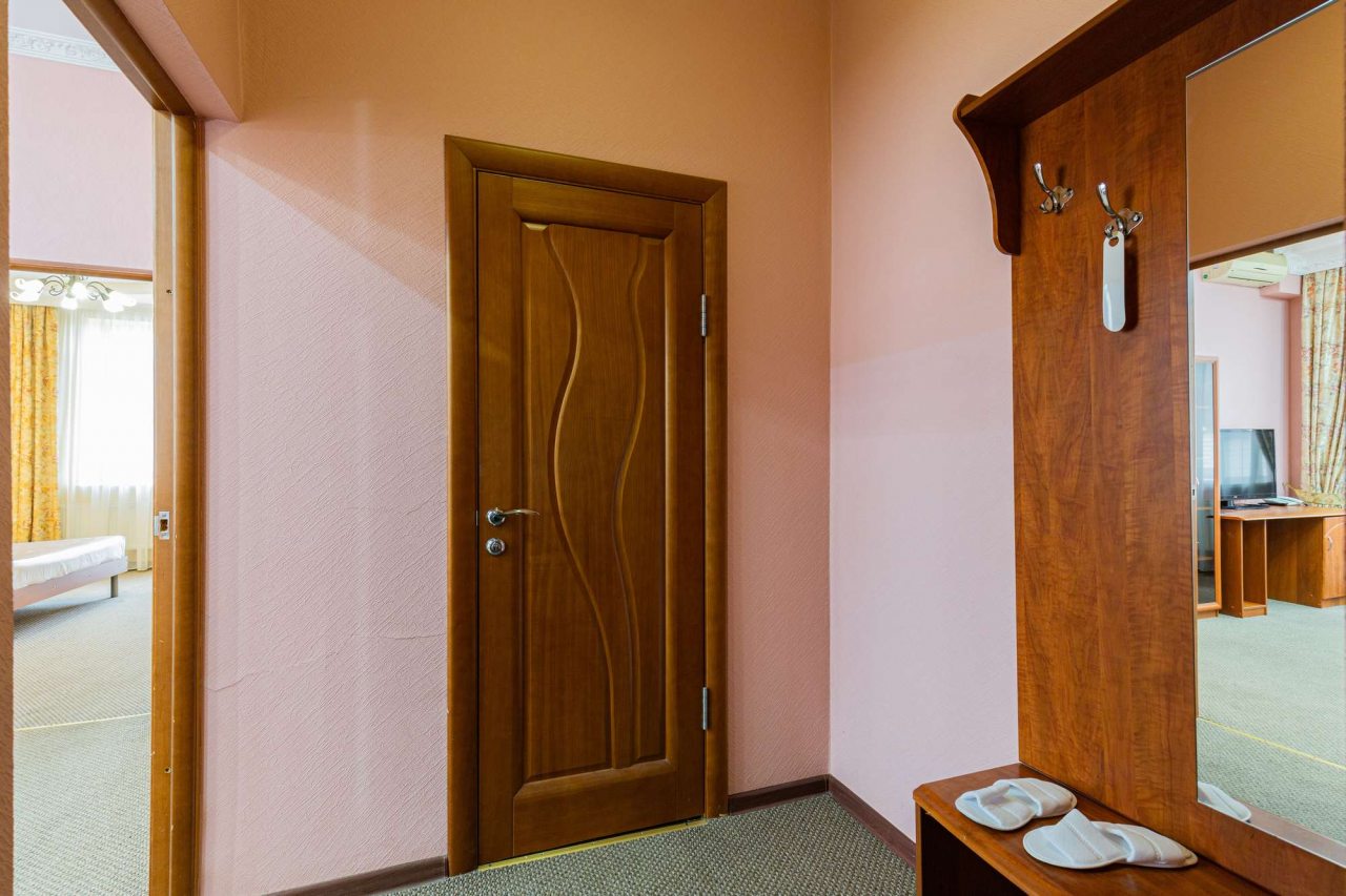 Тапочки в номере.