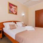 На кровати аккуратно сложены белые полотенца.