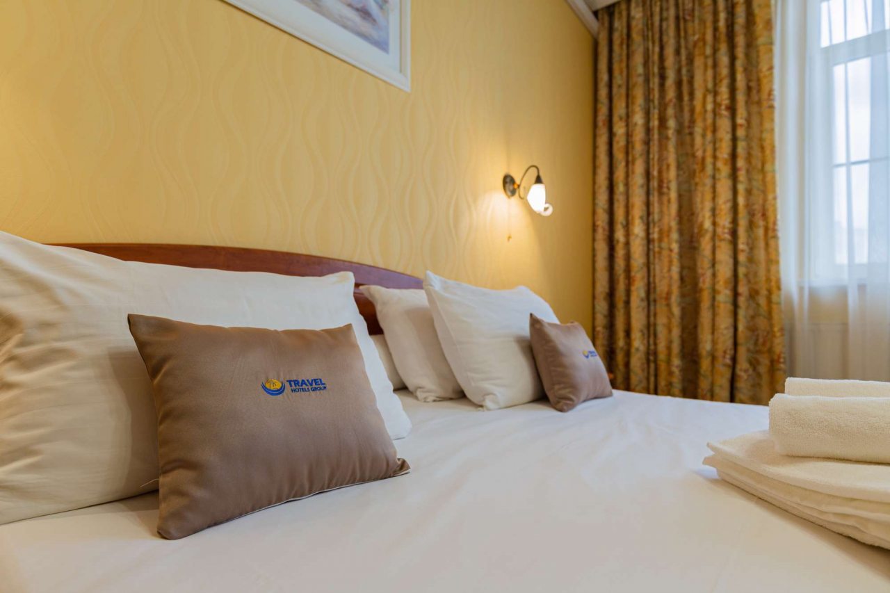 Комната освещена настенными светильниками.