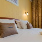 Комната освещена настенными светильниками.