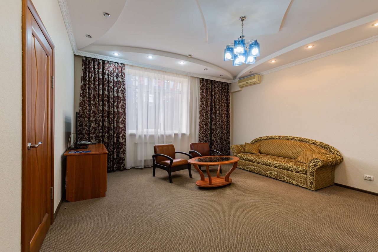 Красивый потолок.