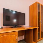 В комнате  есть телевизор на деревянном столе.