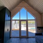 Панорамные окна с видом на горы и бассейн.