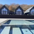 Теплый бассейн на территории.