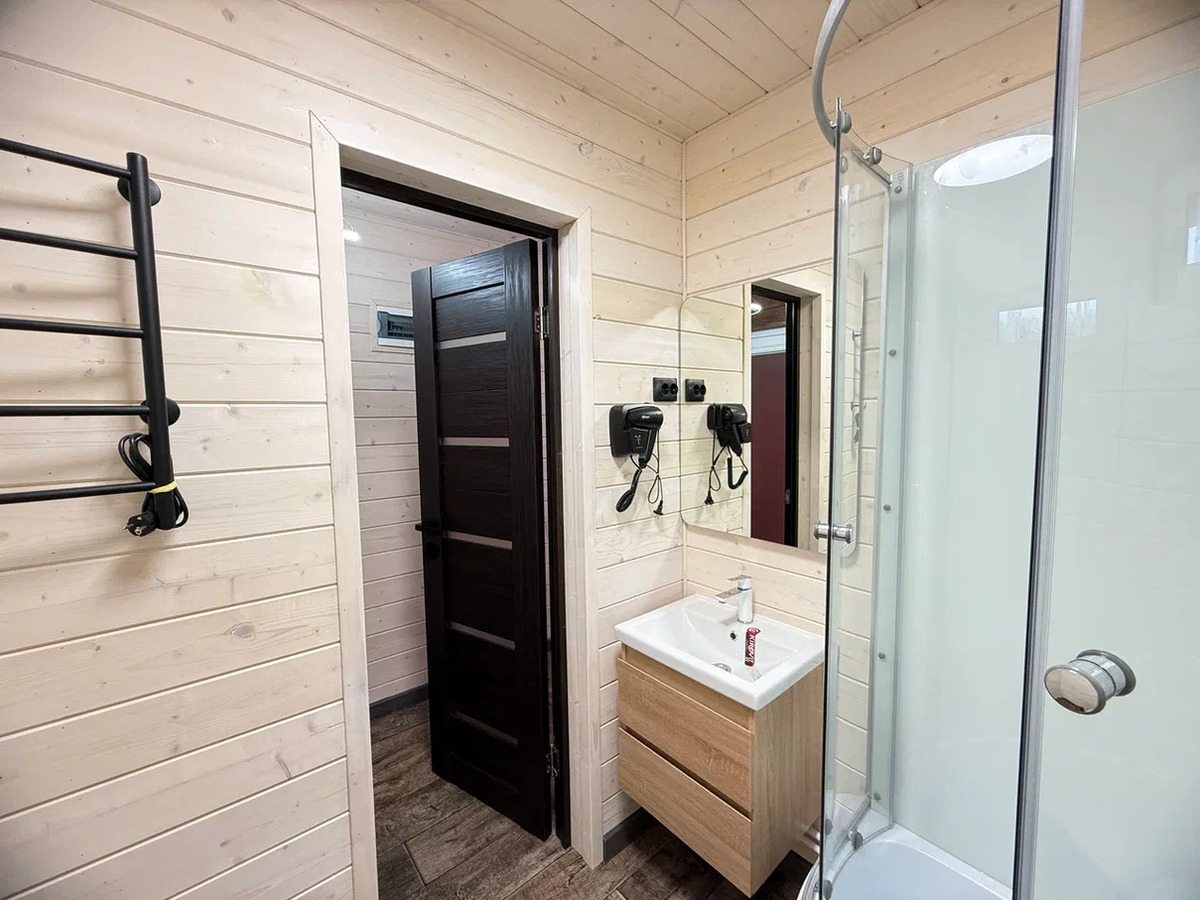 Фен и сушилка в ванной комнате.