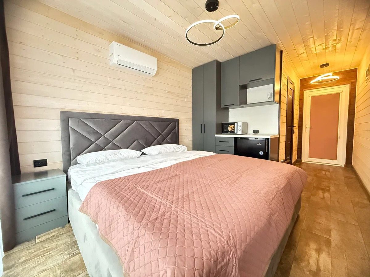 Большая двуспальная кровать в двухместном номере