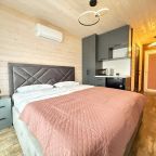 Большая двуспальная кровать в двухместном номере