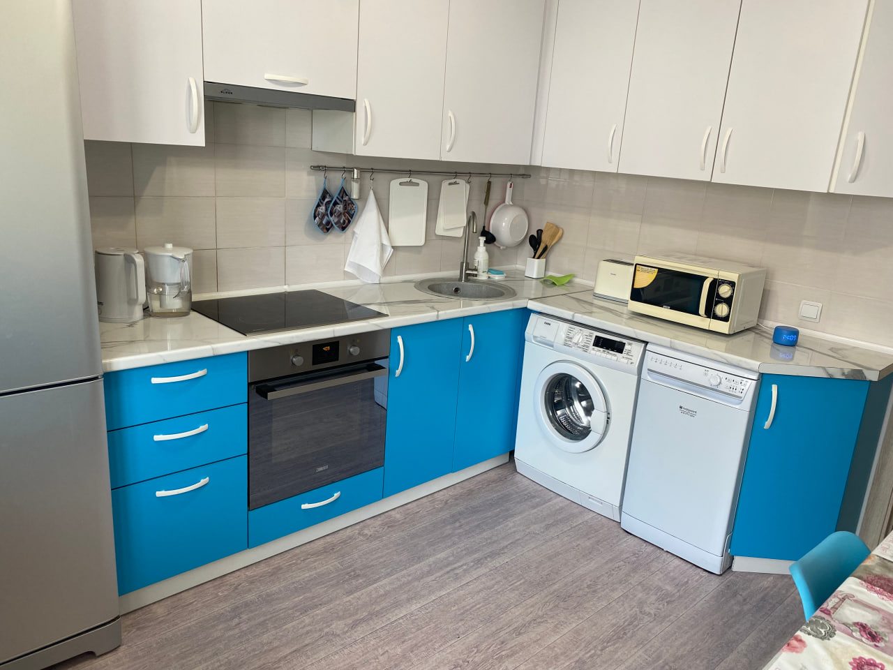 Кухонная зона оборудована всем необходимым