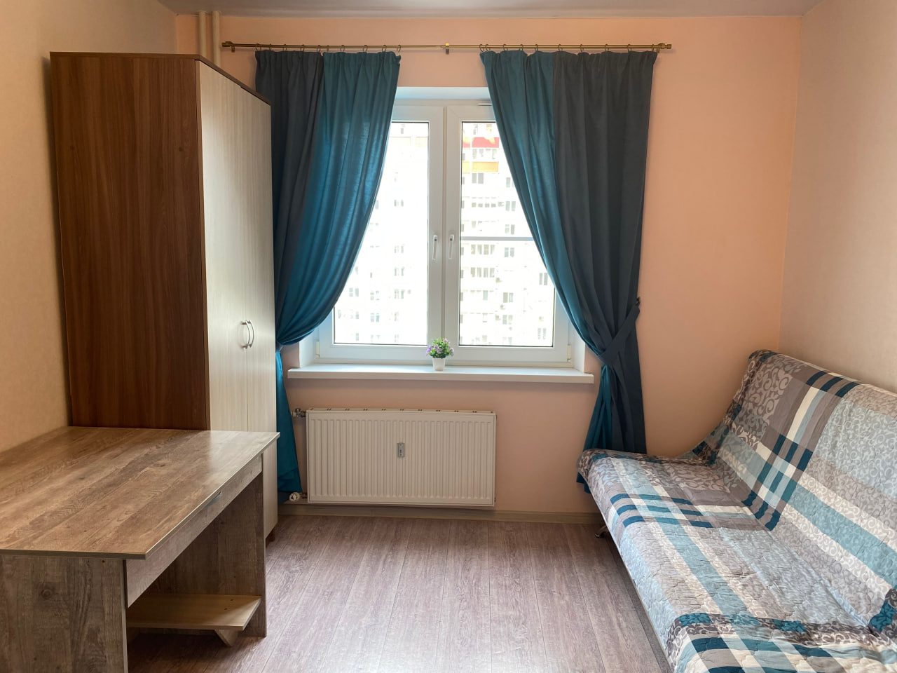 2-я комната с раскладным диваном и рабочим столом