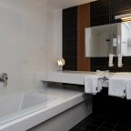 Полулюкс (JSUT), Отель HIDENS Hotel