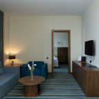 Люкс (LUXE), Отель HIDENS Hotel