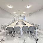 Площадь зала составляет 82 м2, зал на верхнем этаже отеля.