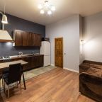 Кухня с электрической плитой и всем необходимым.