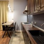 Кухня с электрической плитой и всем необходимым.