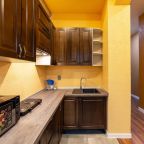 Кухня с электрической плитой и всем необходимым.