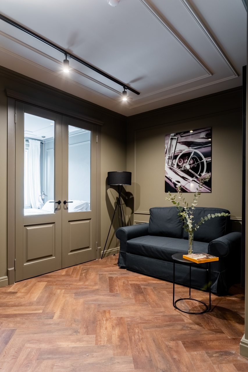 Распашные французские двери отделяют спальню от гостиной.