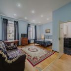 Семейный (Двухкомнатный со своим санузлом и видом на Невский проспект), Апартаменты Абажур