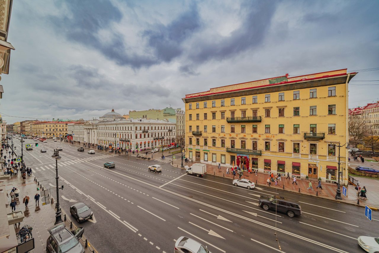 Семейный (Двухкомнатный со своим санузлом и видом на Невский проспект), Апартаменты Абажур