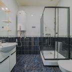 Семейный (Двухкомнатный со своим санузлом и видом на Невский проспект), Апартаменты Абажур