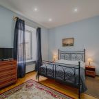 Семейный (Двухкомнатный со своим санузлом и видом на Невский проспект), Апартаменты Абажур