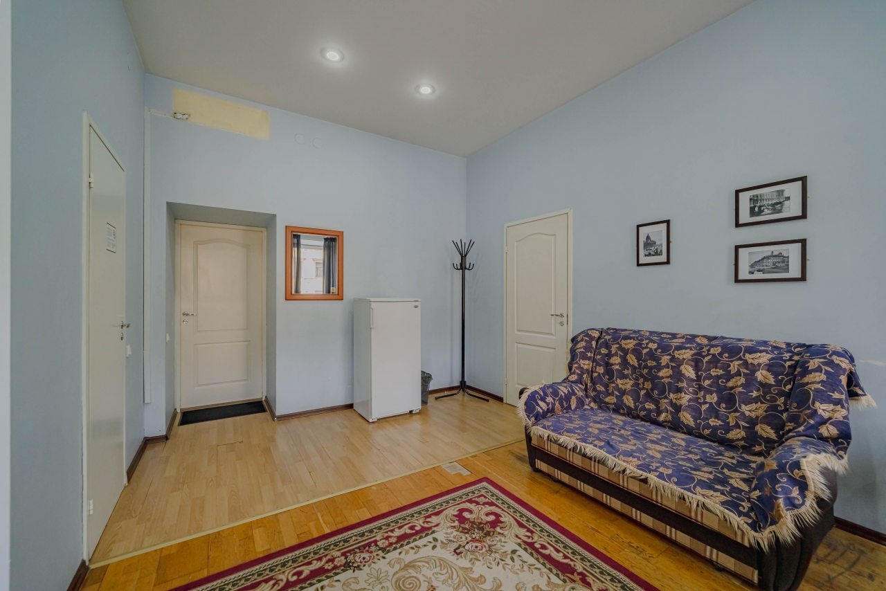 Семейный (Двухкомнатный со своим санузлом и видом на Невский проспект), Апартаменты Абажур