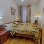 Семейный (Двухкомнатный со своим санузлом и видом на Невский проспект), Апартаменты Абажур