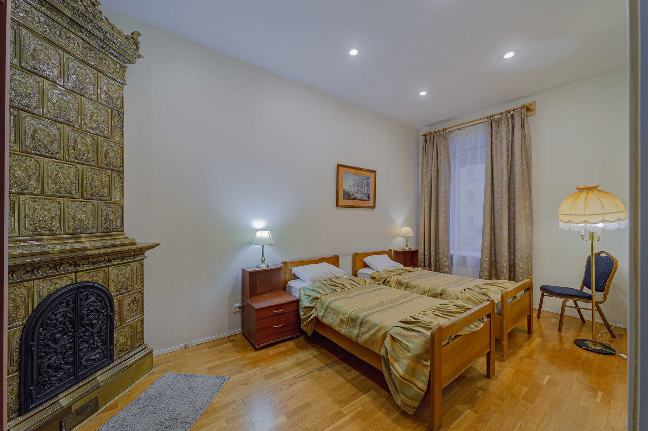 Семейный (Двухкомнатный со своим санузлом и видом на Невский проспект), Апартаменты Абажур