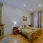 Семейный (Двухкомнатный со своим санузлом и видом на Невский проспект), Апартаменты Абажур