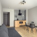 Полностью оборудованная кухня, стол и стулья