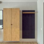 Прихожая со шкафом и зеркалом