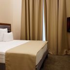 Кровать и телевизор